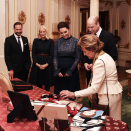 Det ble utvekslet gaver i Den hvite salong. Foto: Sven Gj. Gjeruldsen, Det kongelige hoff
